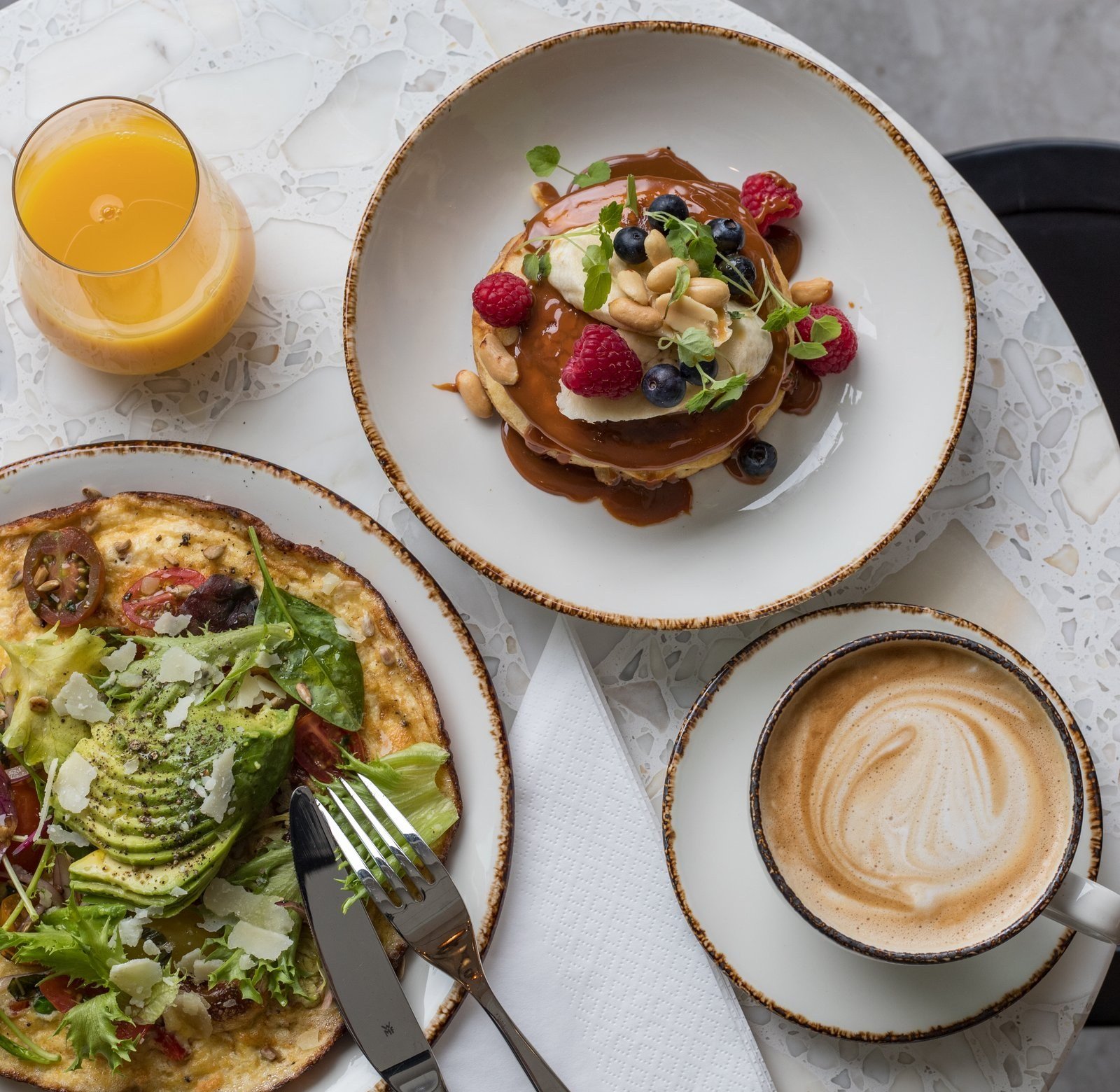 Frukost hos Balthazar i Borås – pannkakor, avokadotoast, cappuccino och färskpressad juice