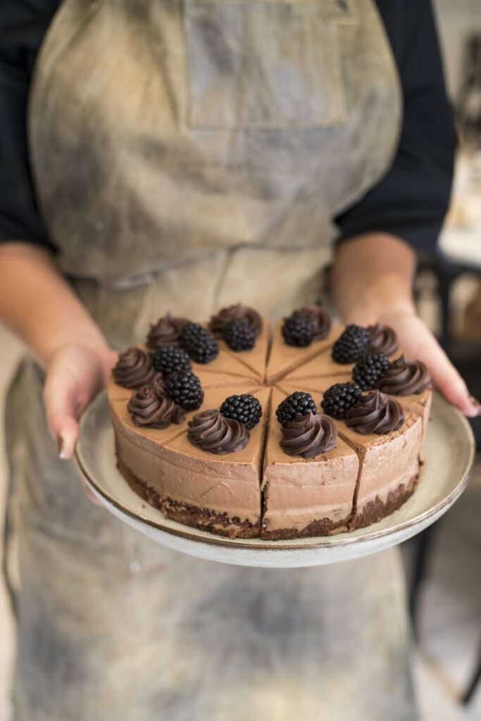 Chokladtårta med chokladgrädde på fat