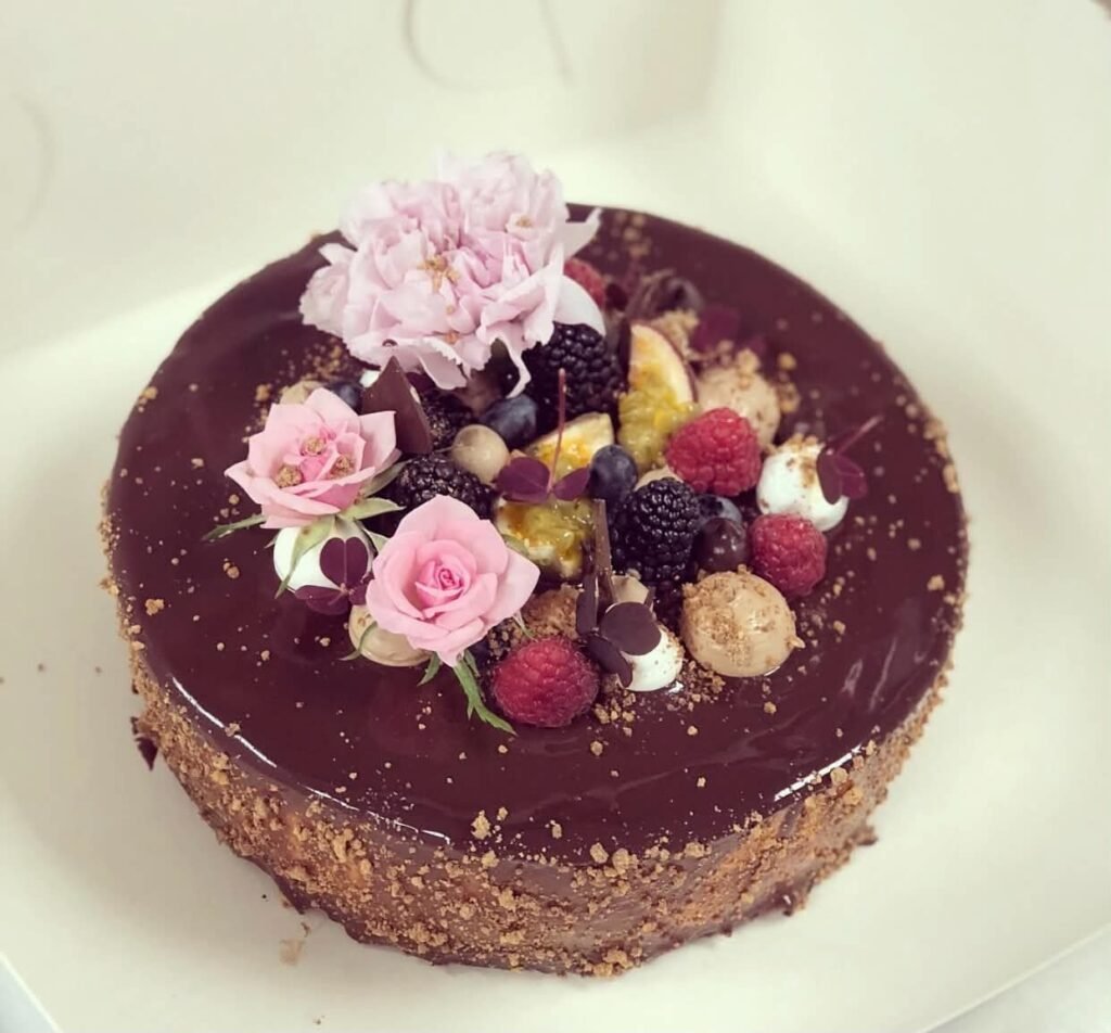 Mörk bärtårta med glasyr, rosor och bär