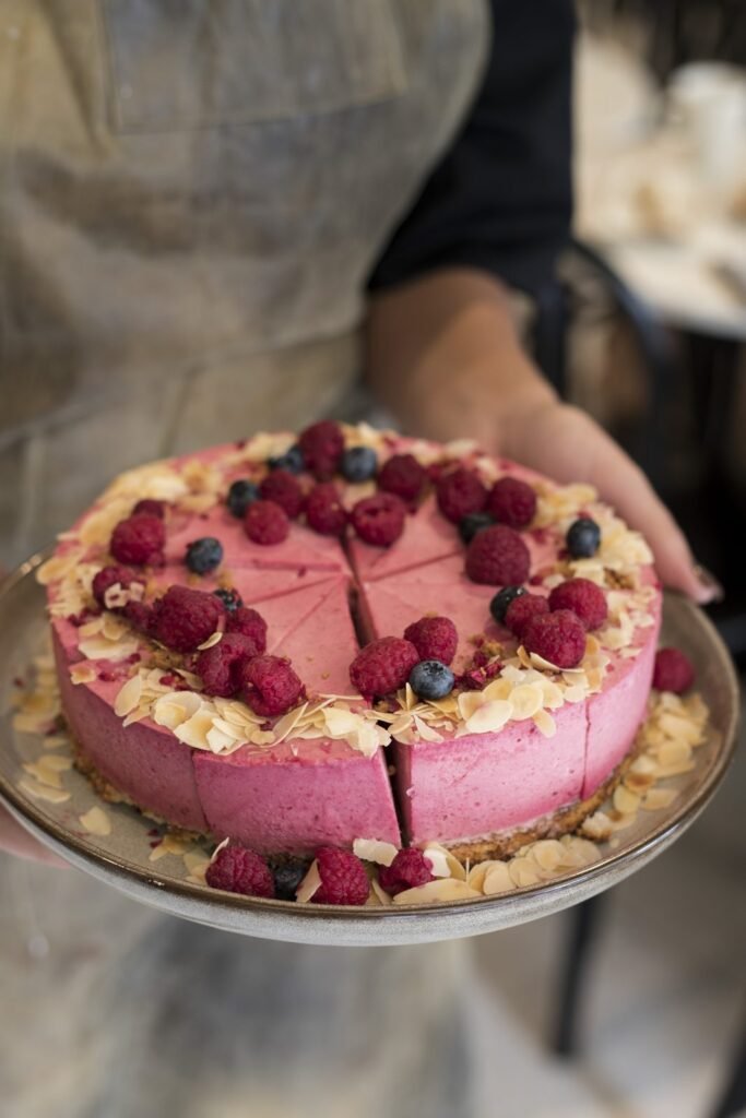Rosa tårta med hallon och mandel