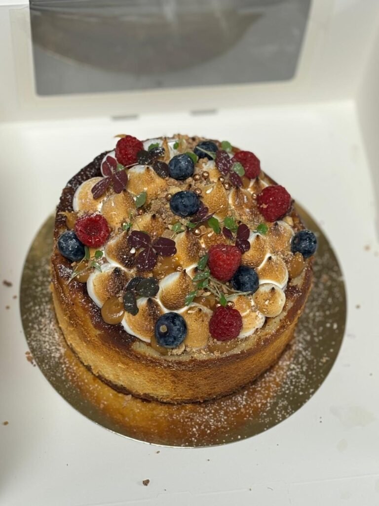 Tårta med maräng, blåbär och hallon