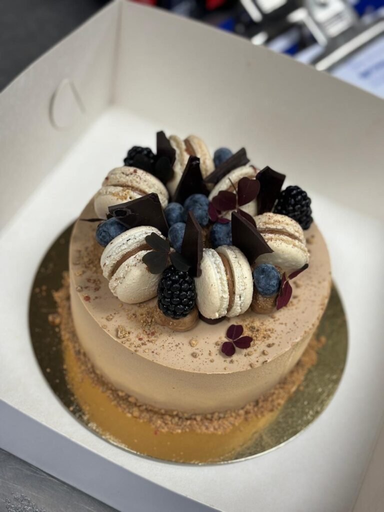 Tårta med macarons, choklad och bär